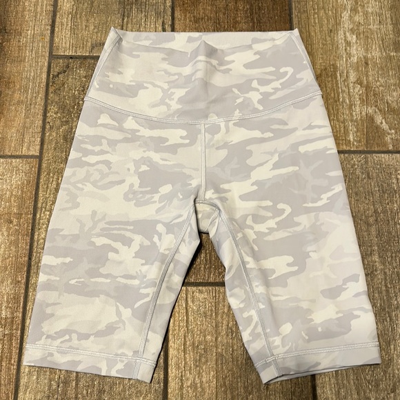 lululemon athletica Pants - Lululemon Women’s Alpine White Camo Ribbed High Rise Wunder Under Shorts